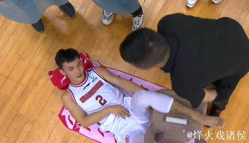 徐杰防守邬挺嘉意外受伤离场 徐杰防守邬挺嘉意外受伤离场